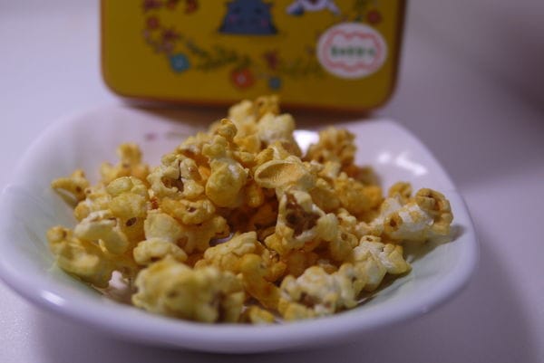 【宅配】【食記,嘴巴無聊時會想來一口的】【花田喜.爆米花】團購美食.健康無負擔又好吃【日本天然海藻糖、法國非基改玉米、方罐存錢筒好收納、存錢筒爆米花】用心製作的爆米花