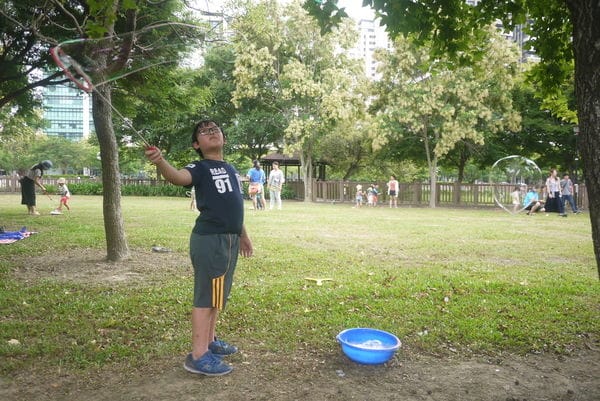 【親子育兒.一起玩泡泡吧!】*【泡泡奇蹟】*親子活動,只要有爸媽陪伴,簡單玩泡泡,就很開心喔!