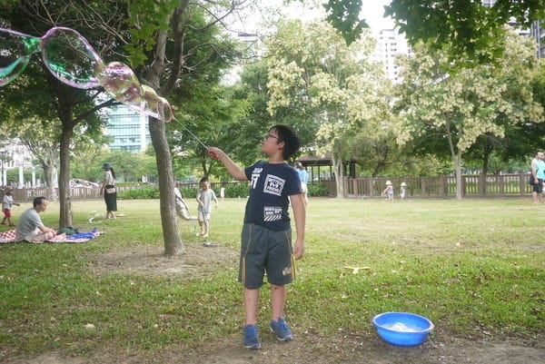 【親子育兒.一起玩泡泡吧!】*【泡泡奇蹟】*親子活動,只要有爸媽陪伴,簡單玩泡泡,就很開心喔!