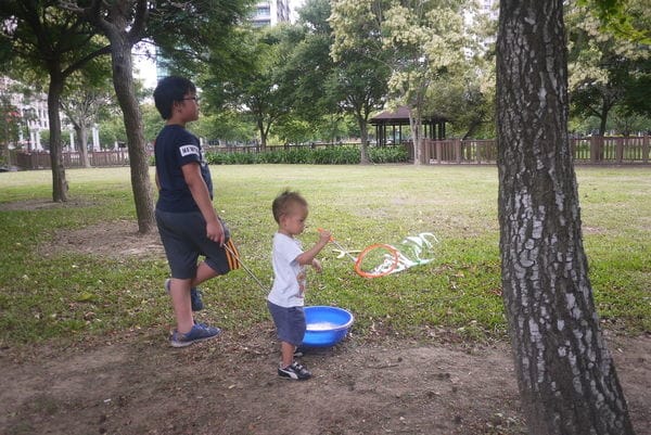 【親子育兒.一起玩泡泡吧!】*【泡泡奇蹟】*親子活動,只要有爸媽陪伴,簡單玩泡泡,就很開心喔!
