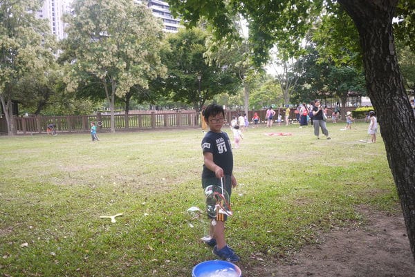 【親子育兒.一起玩泡泡吧!】*【泡泡奇蹟】*親子活動,只要有爸媽陪伴,簡單玩泡泡,就很開心喔!