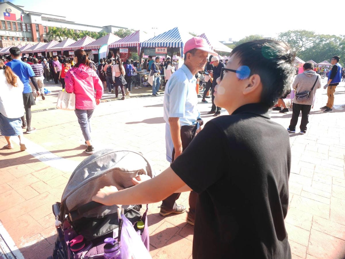 去年逛園遊會,神隊友三號推娃娃車.jpg 去年逛園遊會,神隊友三號推娃娃車.jpg
