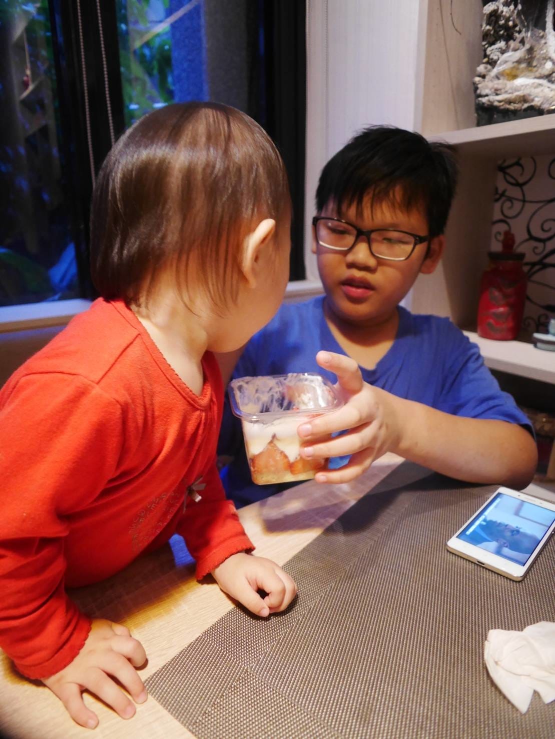 神隊友二號餵妹妹吃草莓蛋糕.jpg 神隊友二號餵妹妹吃草莓蛋糕.jpg