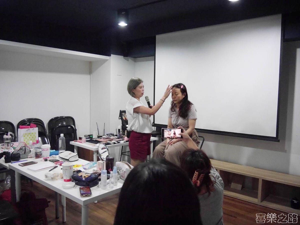 專業彩妝教學找康妮 康莊整體造型工作室,北路新娘秘書,桃園新娘秘書,中新娘秘書,新娘秘書教學 (2).jpg 專業彩妝教學找康妮 康莊整體造型工作室,北路新娘秘書,桃園新娘秘書,中新娘秘書,新娘秘書教學 (2).jpg