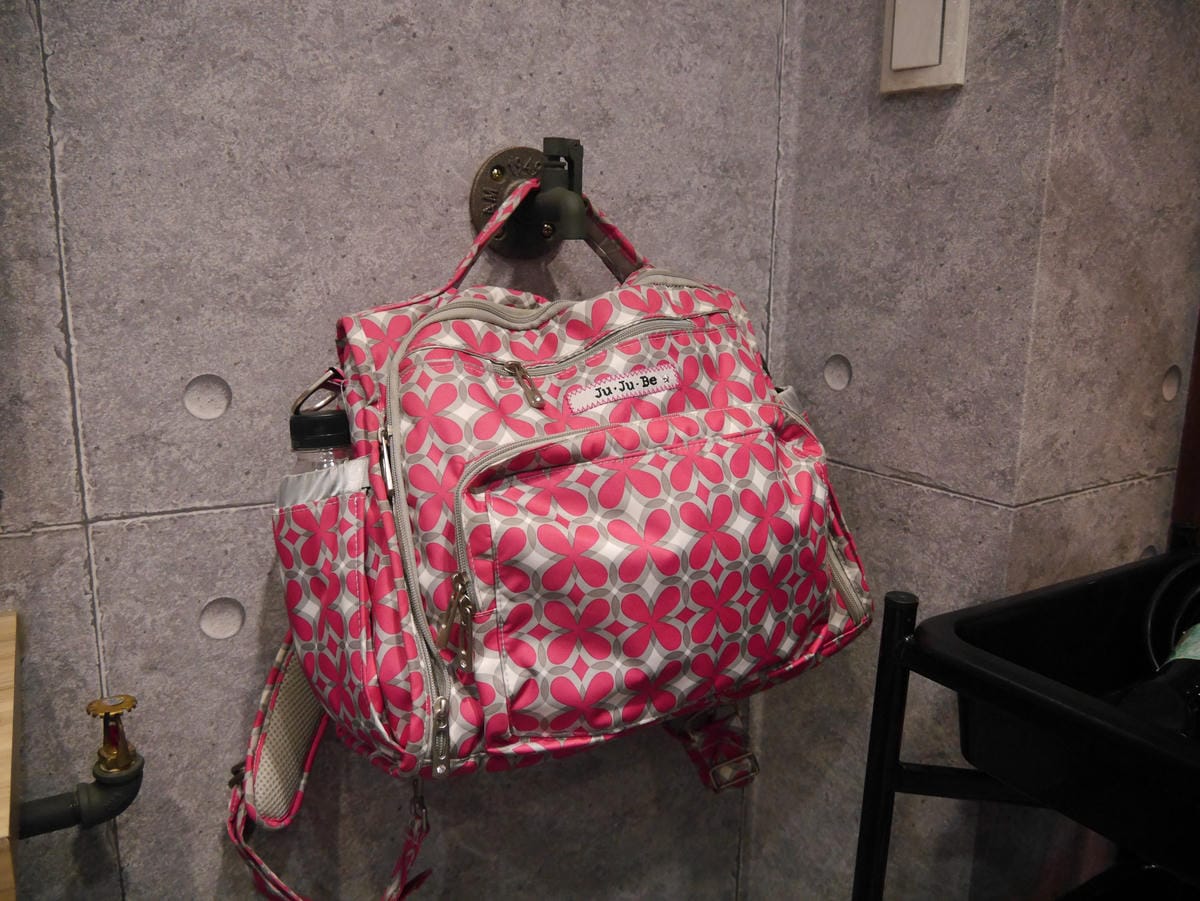 景安洗髮護髮按摩推薦,美髮師薇安 -在細節上很用心,包包竟然能這樣放 水管風格設計.jpg 景安洗髮護髮按摩推薦,美髮師薇安 -在細節上很用心,包包竟然能這樣放 水管風格設計.jpg